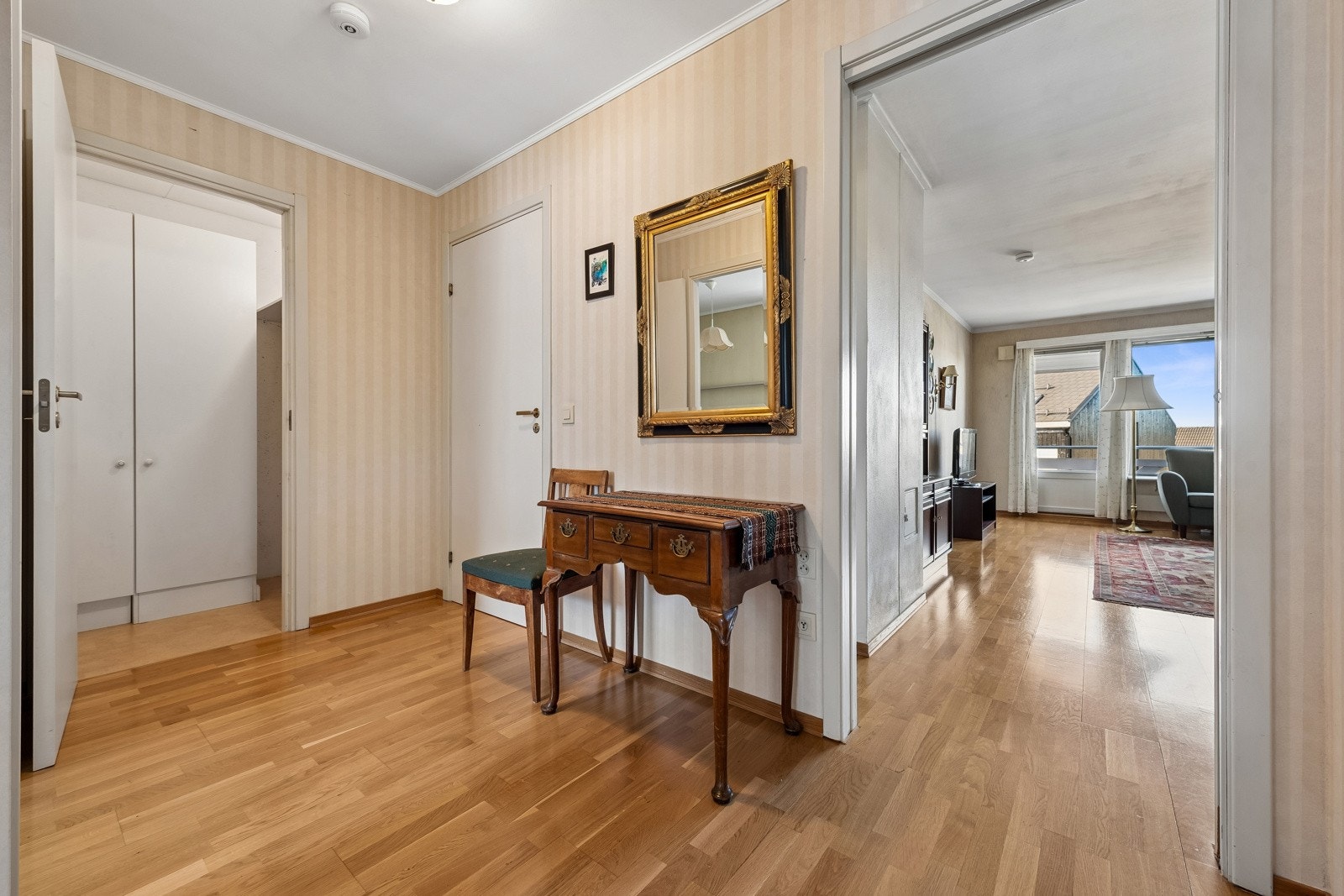 Hyggelig og innbydende entre med god plass til å henge fra seg yttertøy og sette fra seg sko. Innvendig bod i tilknytning til entreen. Galleribilde