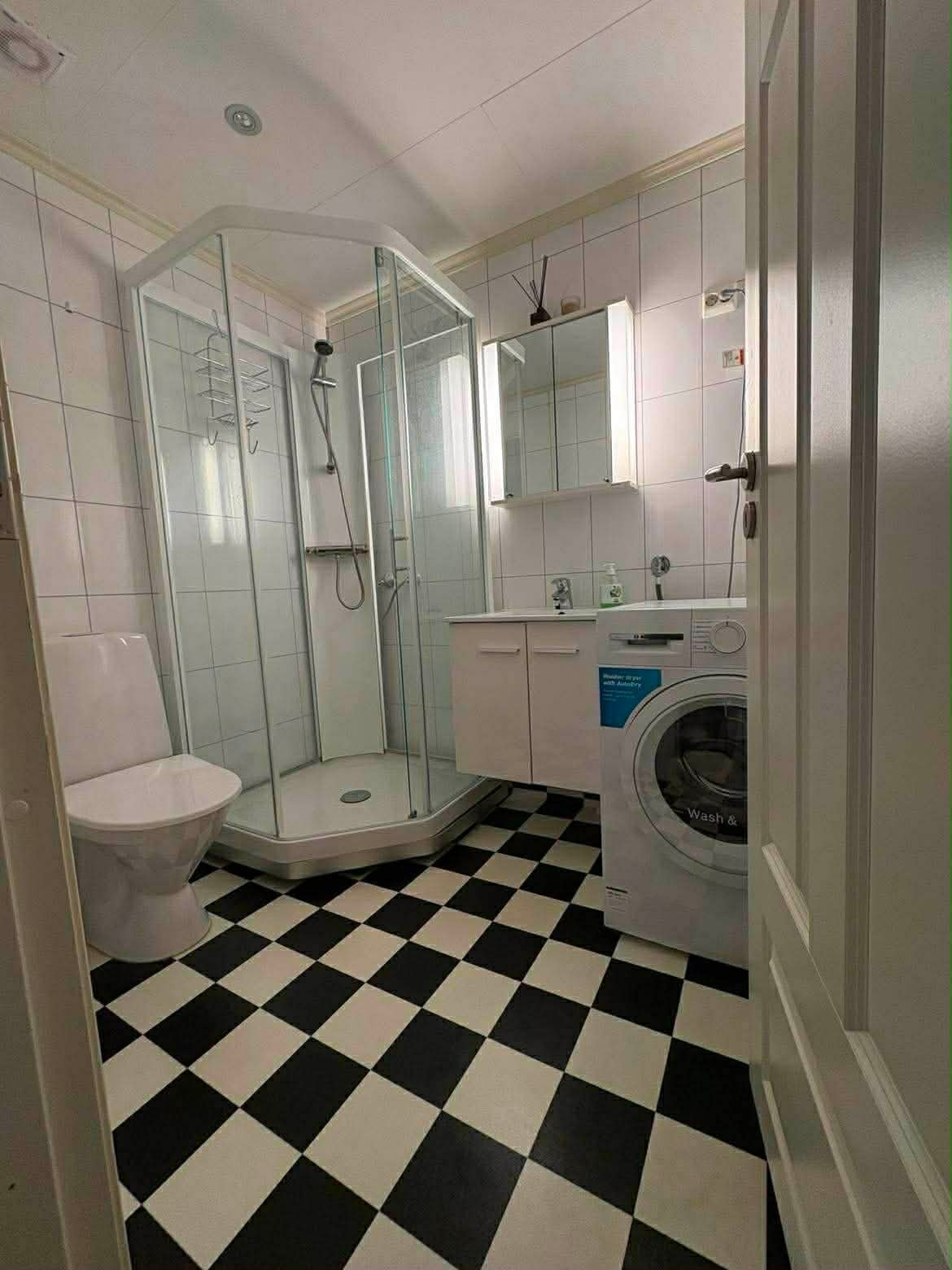 Badet har varmekablar i golv og opplegg for vaskemaskin. (Selgars eige bilete) Galleribilde