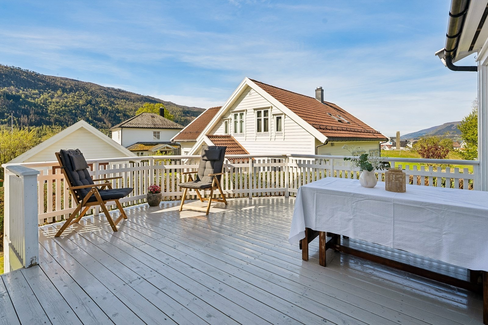 Terrassen blir som eit ekstra rom i bustaden på sommarstid. Her ligg alt til rette for høg trivsel. Galleribilde