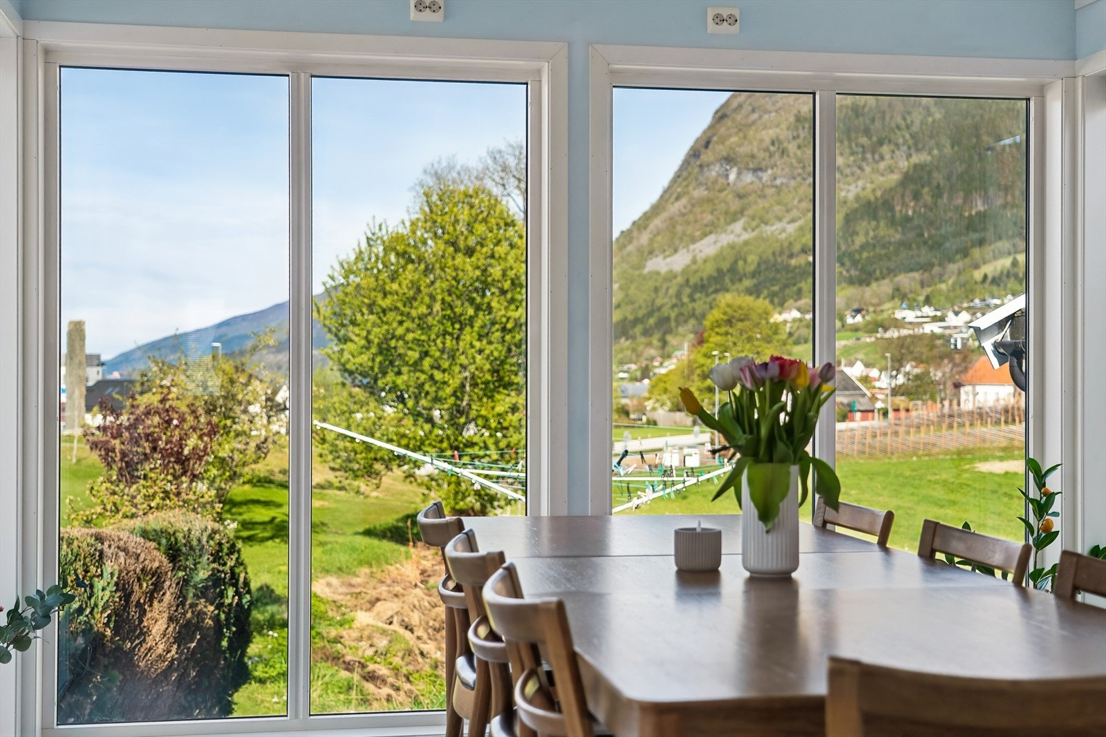 Her kan ein invitere både familie og venner, med god plass rundt spisebodet. Galleribilde
