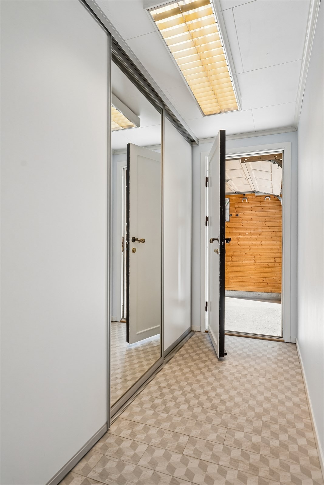Stor skyvedørsgarderobe med god plass til oppbevaring av ytterkle i direkte tilknytning til inngagsparti - praktisk og familievenleg! Her kan du også gå tørrskodd frå garasje til bustadhuset. Galleribilde