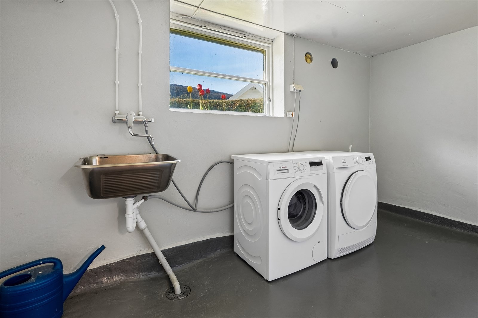 Bustaden har separat vaskerom i underetasjen. Her er det opplegg for vaskemaskin, tørketrommel og skyllekar. Galleribilde