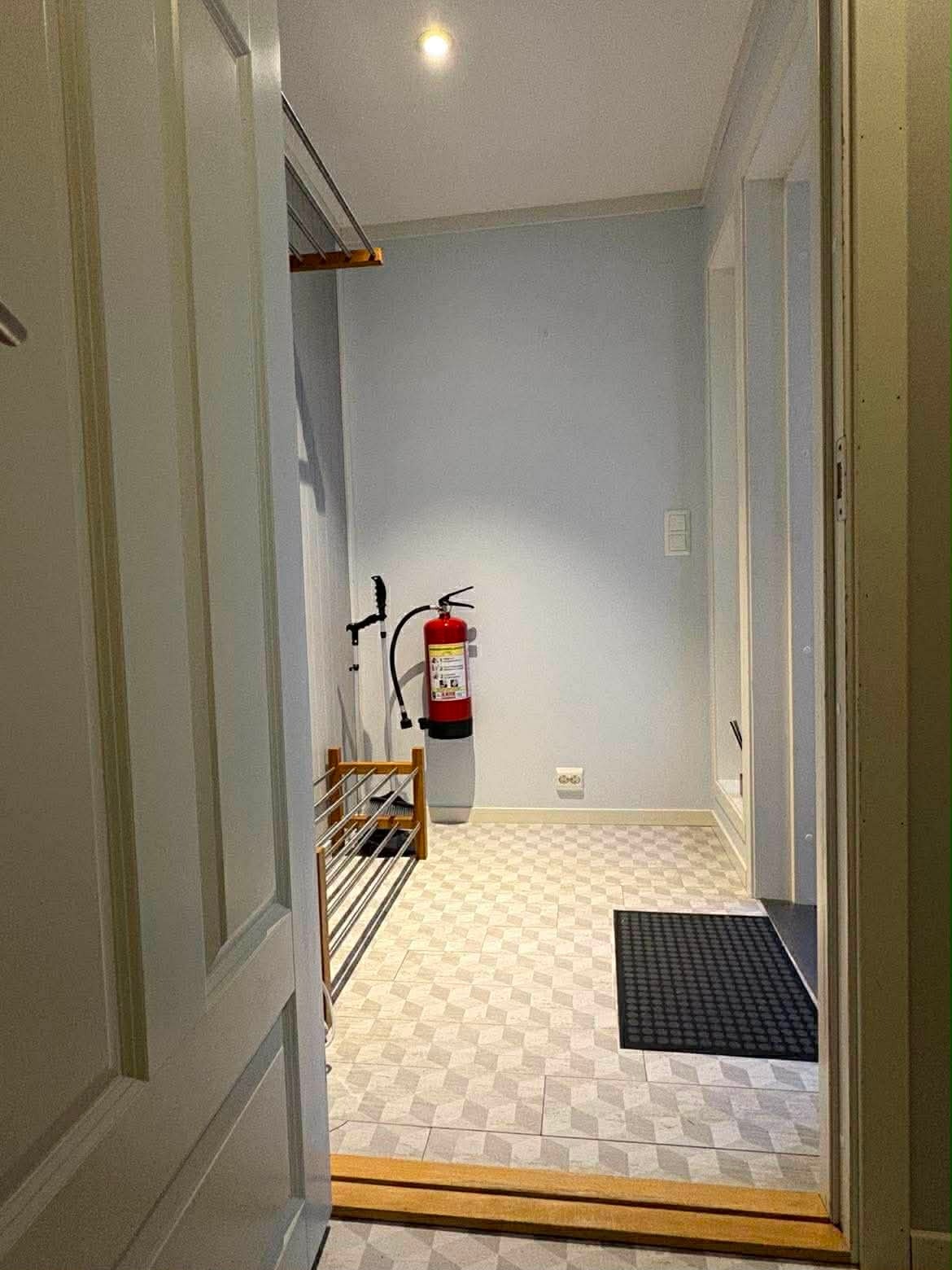 Eigarar har oppført ein lettvegg som enkelt kan takast ned dersom ein har behov for heile bueininga sjølv. (Selgars eige bilete) Galleribilde