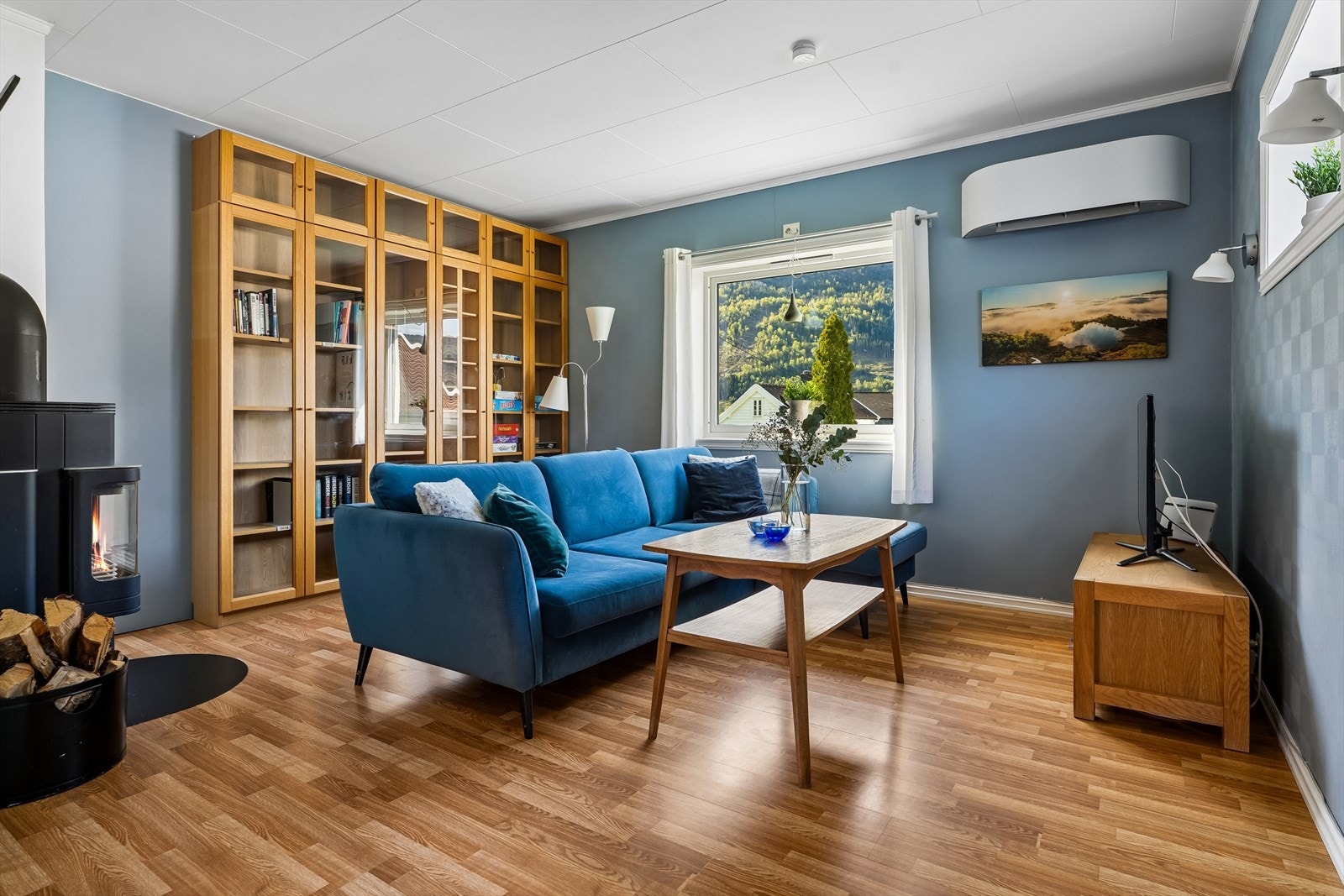 Velkomen inn! Bustaden oppgradert i seinare år, og har gjennomgåande god standard med eit delikat farge- og materialval som gjev eit tiltalande, stilfult uttrykk. Galleribilde