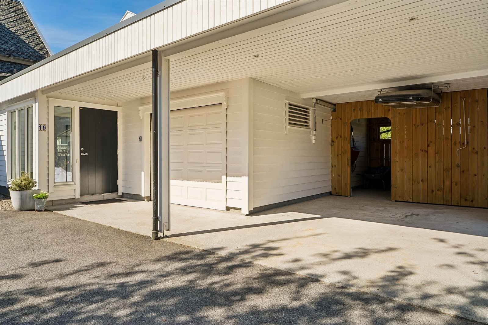 Gode parkeringstilhøve i garasje og carport med innlagt straum, lys og framlagt straumkabel/kurs for elbil-lader. Galleribilde