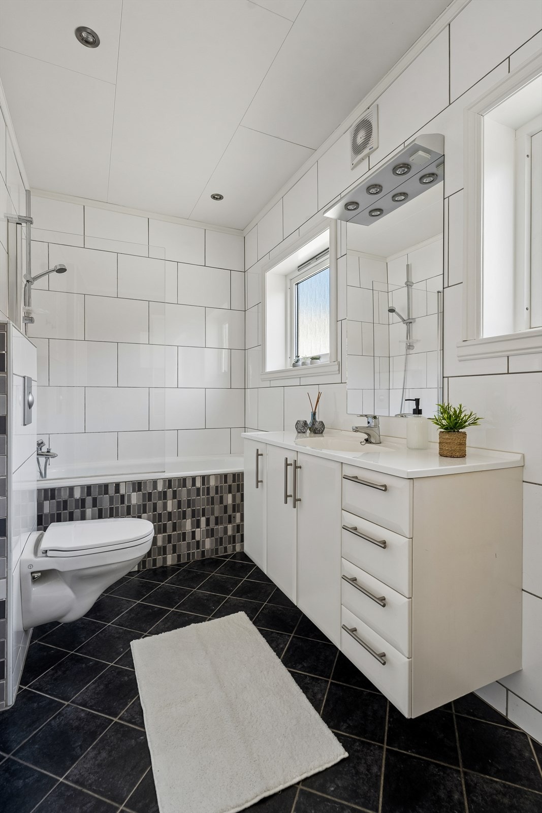 Badet er lekkert innreiia med plassbygd badekar, vegghengt wc og ei godt utbygd baderomsinnreiing. Galleribilde