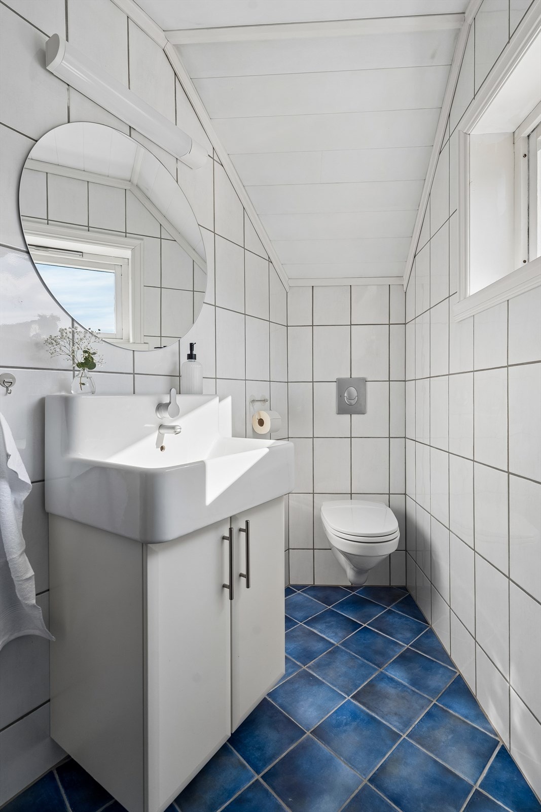 .. og har til saman fem soverom, der 3 ligg fint samla med badet i 2.etg. Galleribilde