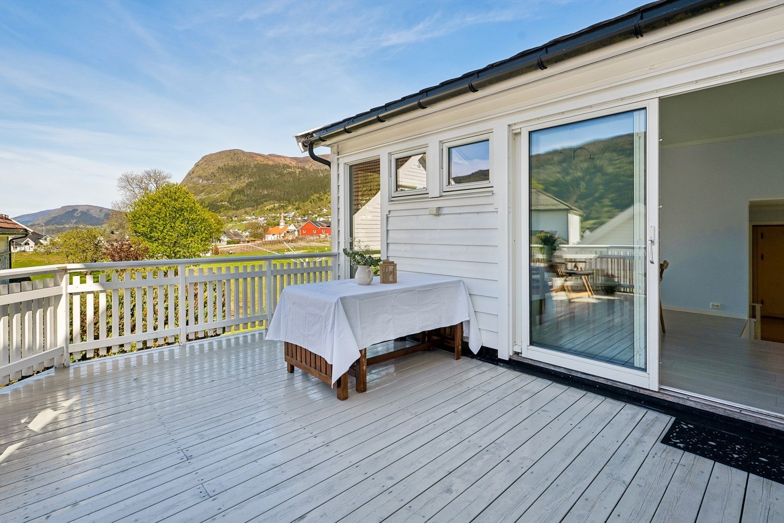 Frå spisestova er det utgang til sørvestvendt terrasse med vidare tilkomst til hageområde. Galleribilde