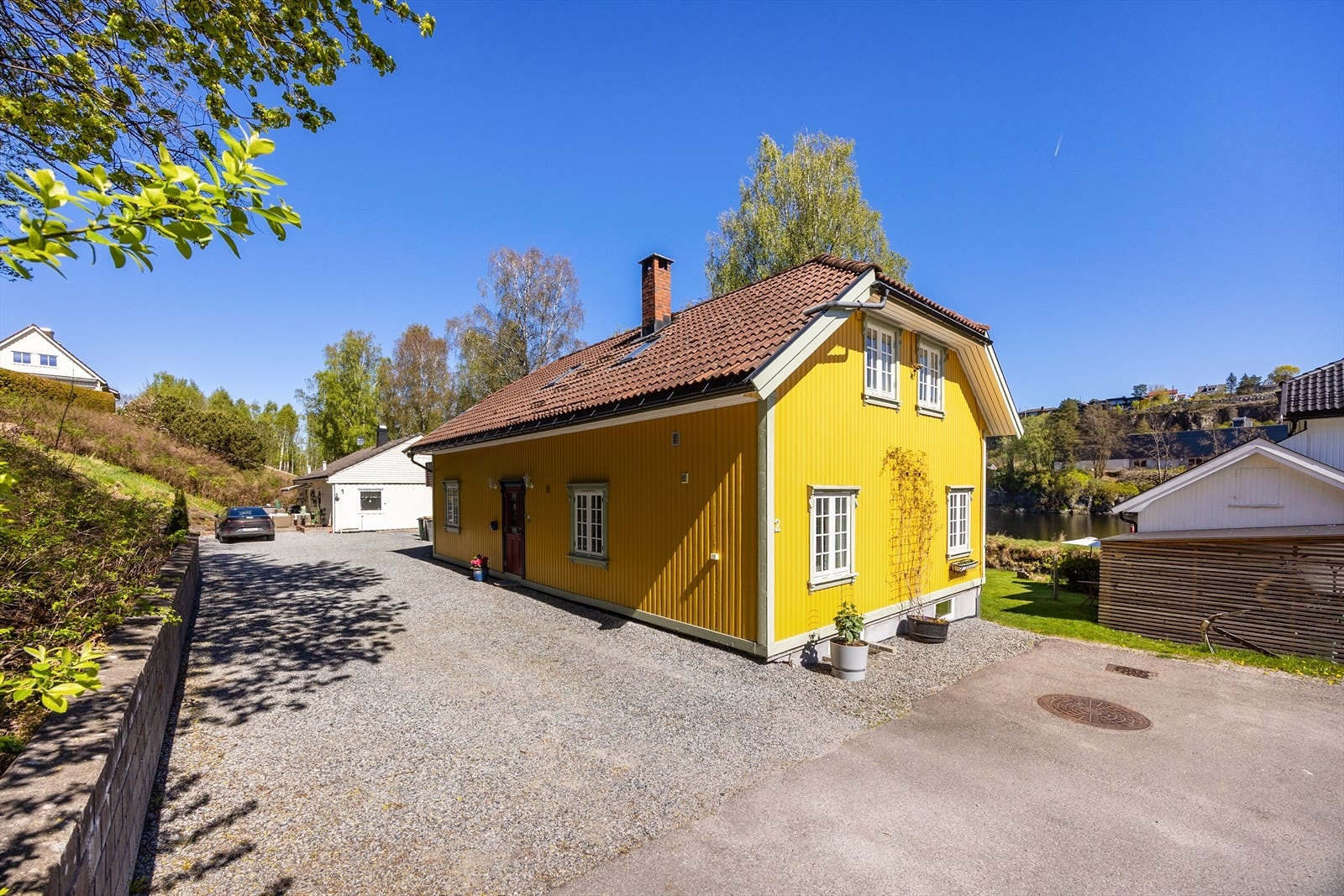 Huset ligger innerst i en stille gate, med kort vei til det meste. Galleribilde