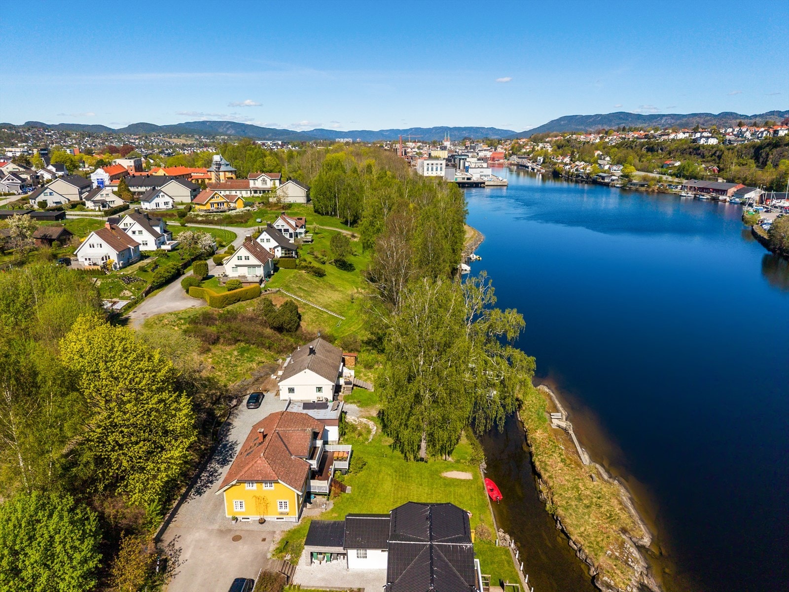 Dette er en sjelden mulighet langs Skienselva, med en nydelig beliggenhet i maritime og idylliske omgivelser helt ned til vannkanten. Galleribilde