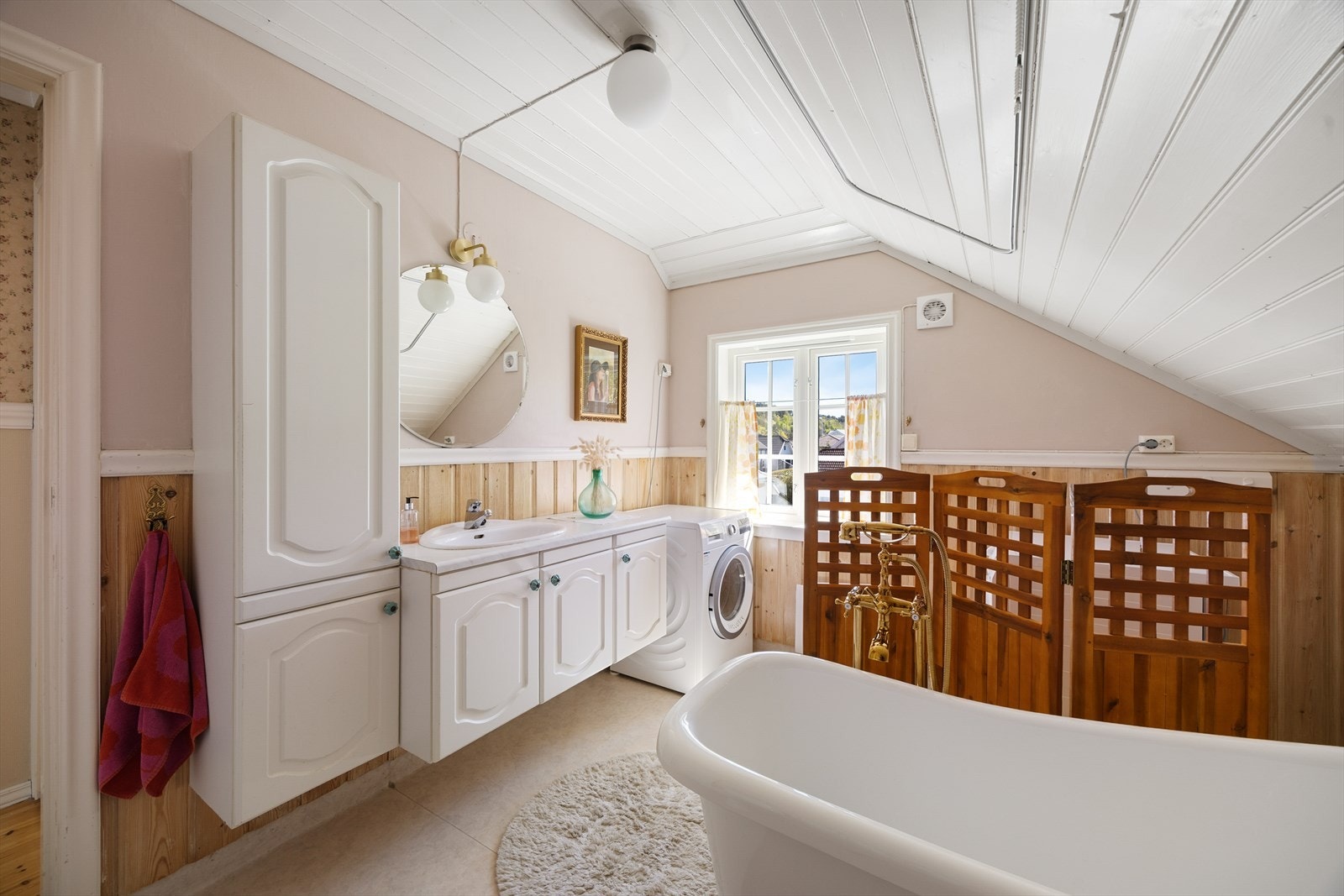 Badet i andre etasje har vinylbelegg på gulvet, brystningspanel og tapet på vegger, og trepanel i taket. Galleribilde