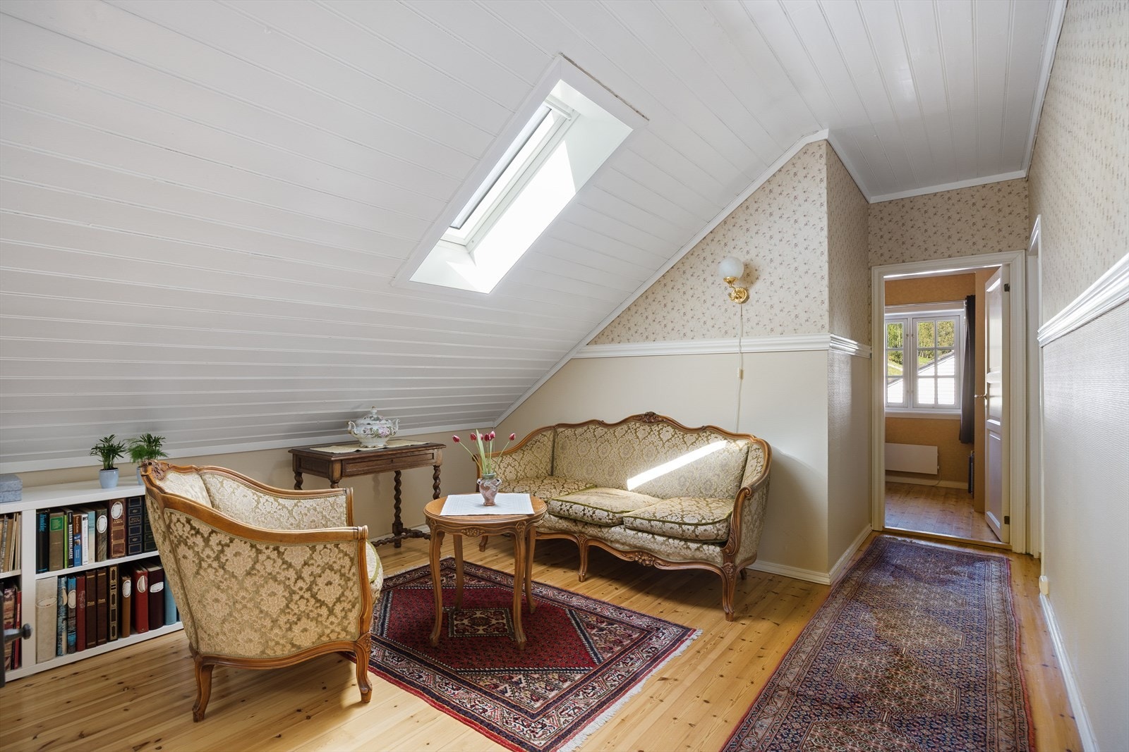 I boligens andre etasje finner du en mer privat sone med tre gode soverom, loftsstue, bad og et ekstra kjøkken. Loftsstuen er et perfekt rom for avslapning, hobby eller hjemmekontor. Galleribilde