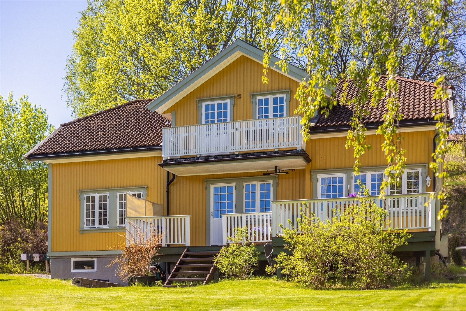 Velkommen til en sjelden perle beliggende langs elva! Noen hus føles helt spesielle idet man kommer inn døren, dette er et slikt hjem. Galleribilde