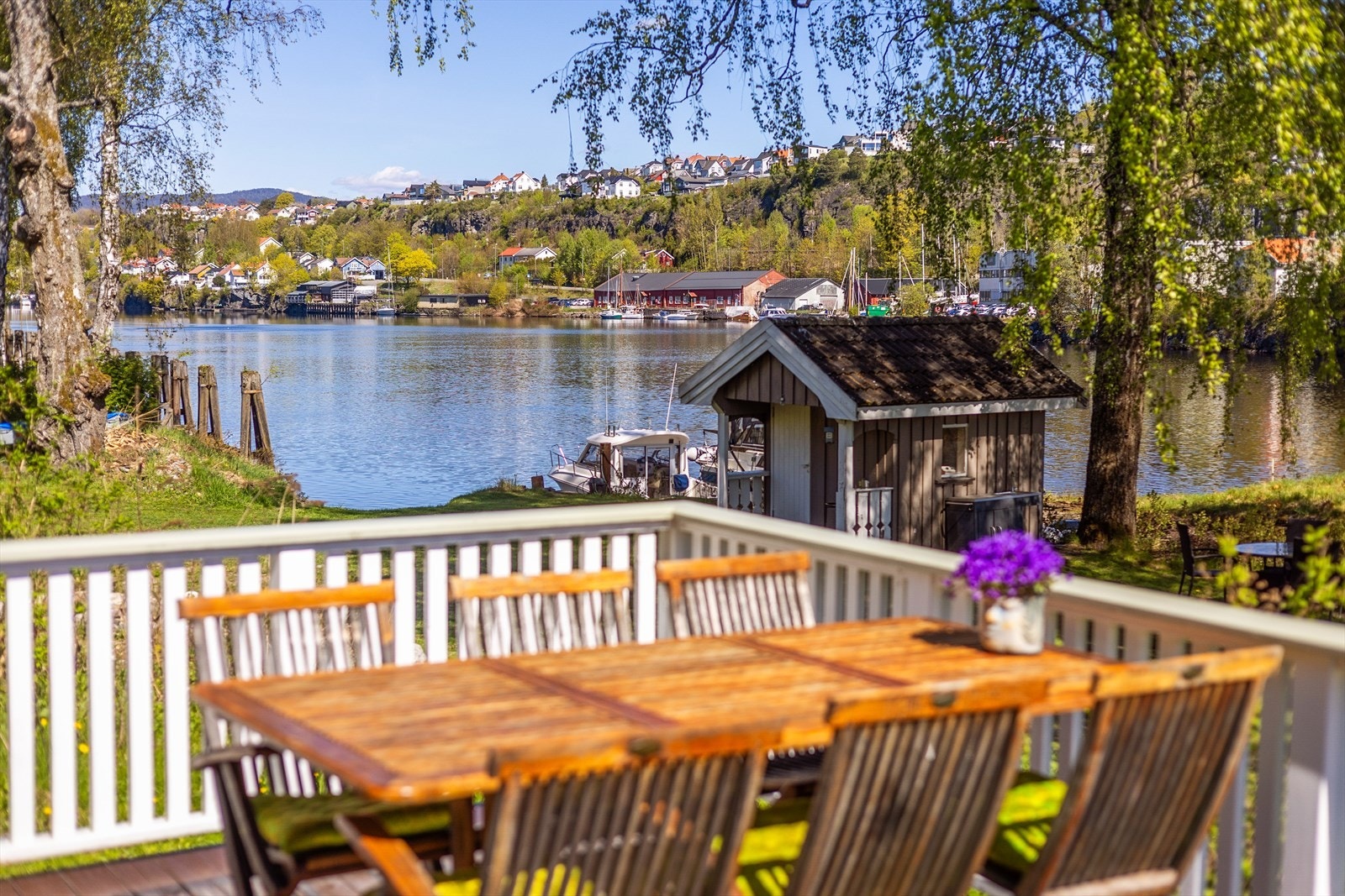 Terrassen er en perfekt sosial sone til venner og familie. Det er deilig å sitte i morgenkåpe med kaffen og se på båttrafikken eller hvis du er heldig, en laks som hopper. Galleribilde