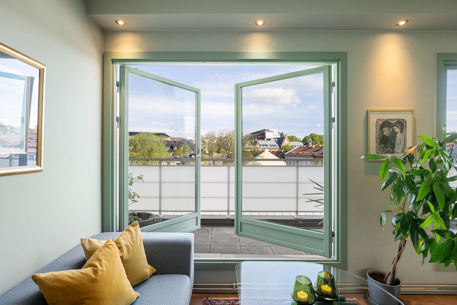 Fra stuen og begge soverommene er det adkomst til den private takterrassen Galleribilde