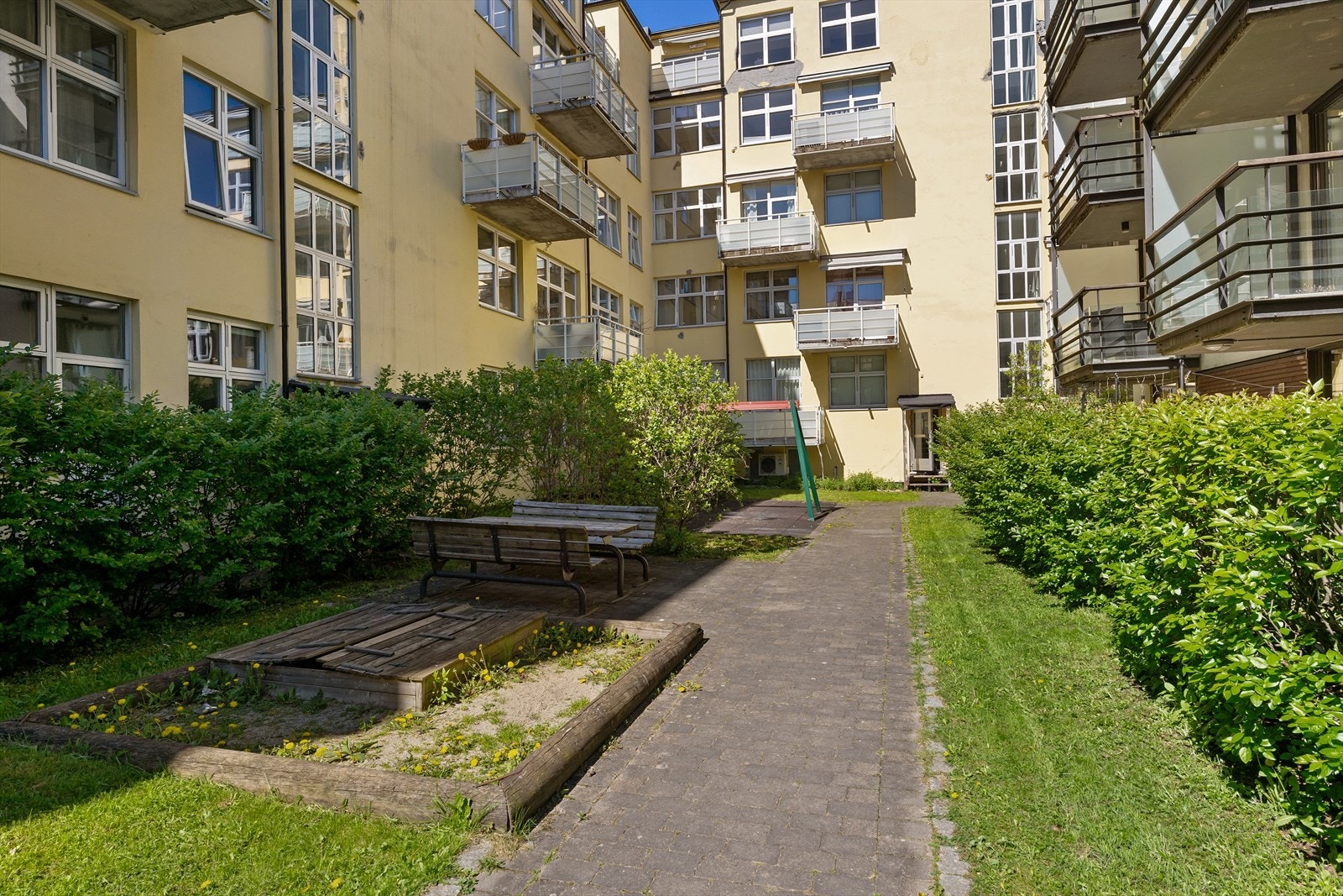 Borettslaget er en del av det åpne kvartalsrommet Meyerløkka , hvor borettslaget har bruksrett til det åpne kvartalsrommet sammen med omkringliggende nabobygg Galleribilde