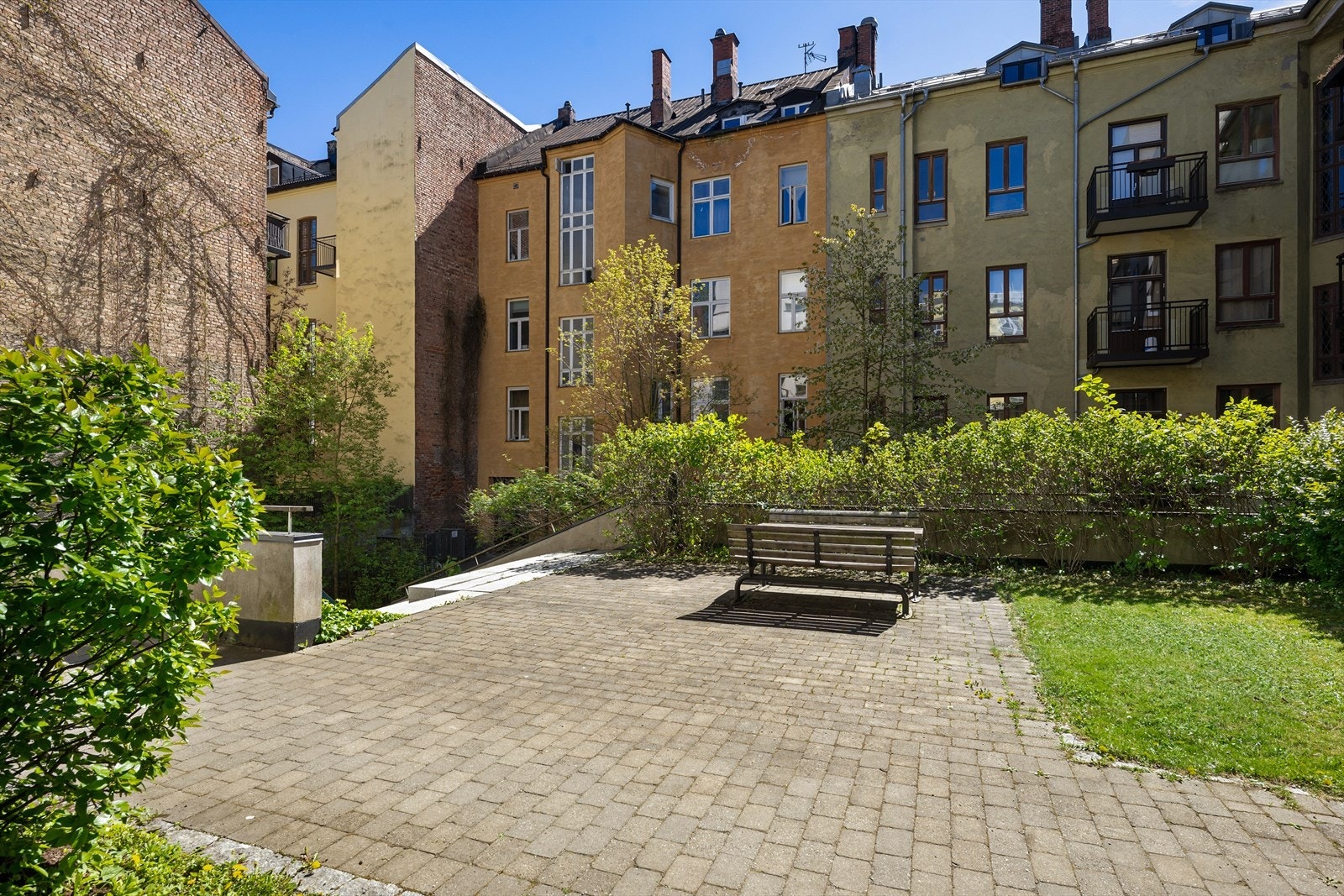Bakgården og kvartalsrommet består av lekeplasser, sittebenker, grillplass, gressplener og annet grøntareal Galleribilde