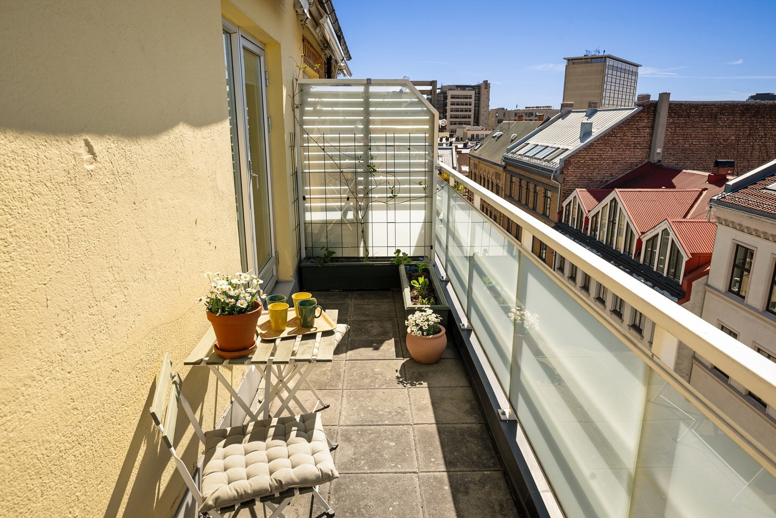 Den private takterrassen har sol fra ca. 11:30 til ca. 21:30 på sommeren Galleribilde