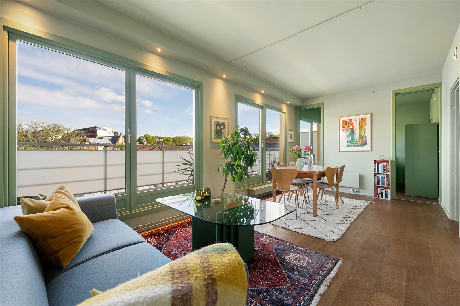 Leiligheten ligger flott til i 6 etasje med heis, og har en stor solrik privat takterrasse på hele 26 m² Galleribilde