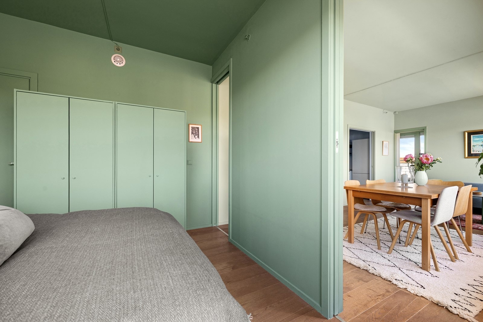 Fra hovedsoverommet er det videre adkomst til en praktisk innvendig bod Galleribilde