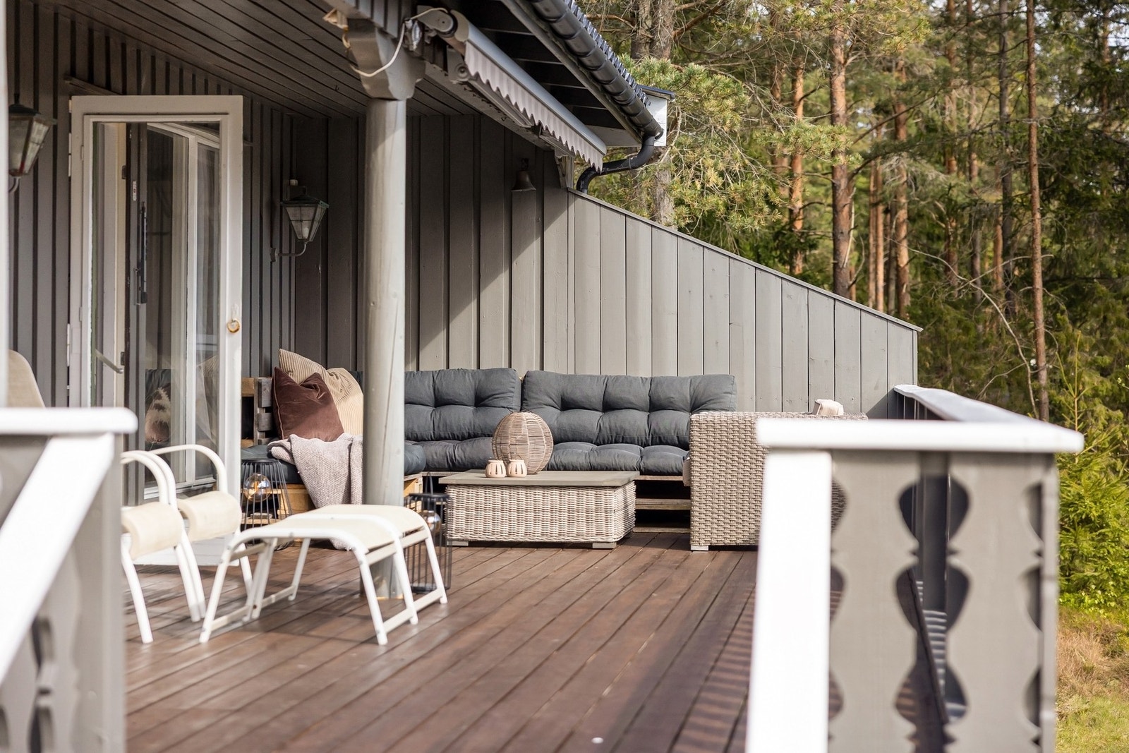 Stor og solrik uteplass med fin utsikt Galleribilde