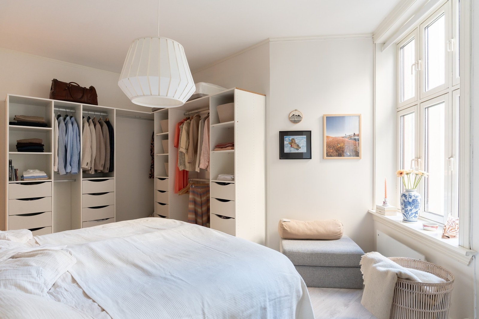 Rommet vender i sin helhet mot stille bakgård. Galleribilde