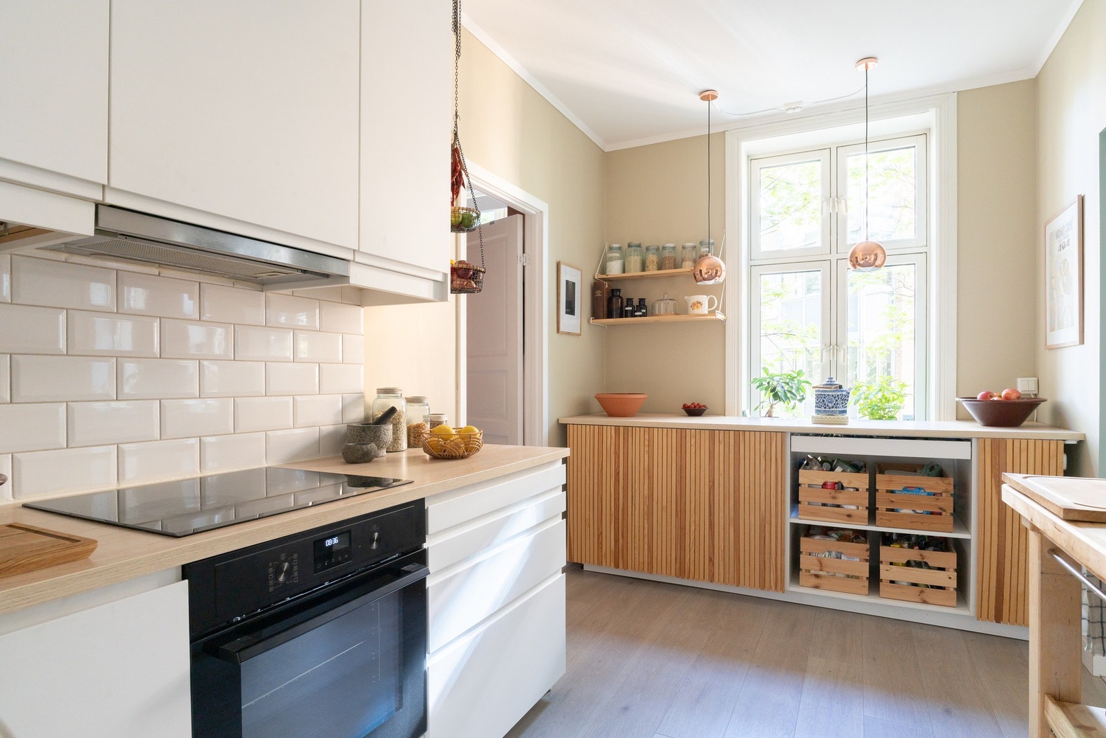 Svært flott kjøkken med utvidet benkeplass og integrerte hvitevarer fra Whirlpool, Electrolux og Witt. Galleribilde