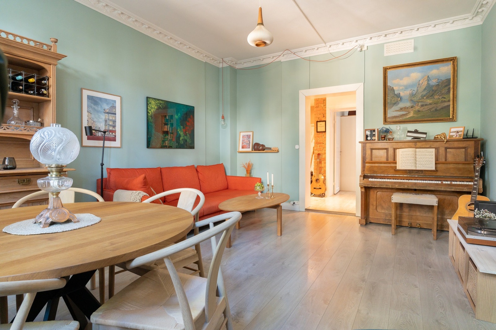 Lekre utsnitt og et vakkert lys som skifter gjennom leiligheten i løpet av dagen, og fremhever rommenes atmosfære og detaljer. Galleribilde