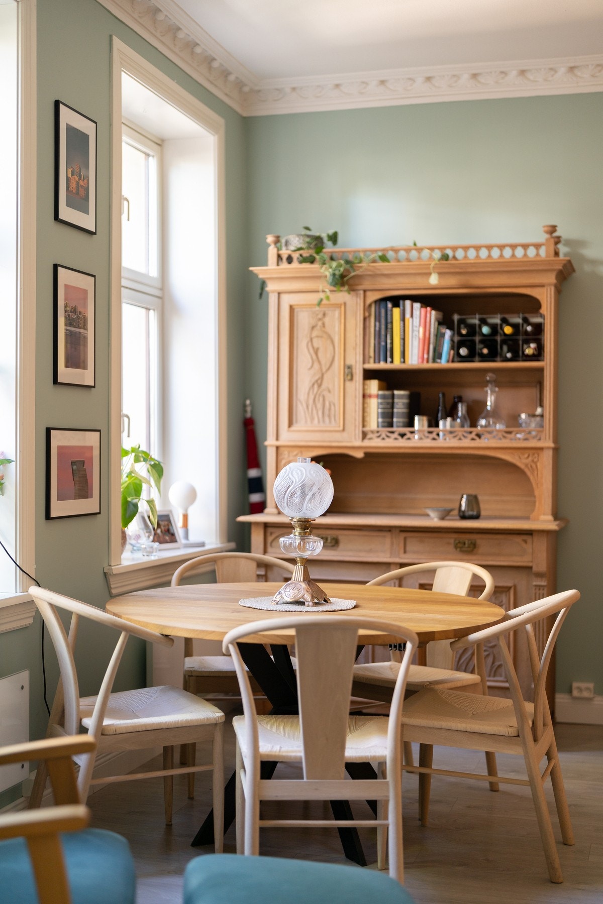 I stuen er det god plass til spisebord som kan romme flere gjester. Galleribilde
