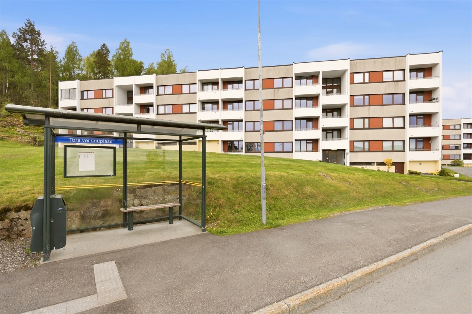 Her går linje 5 til Vinnes, med avganger to ganger i timen. 12 minutter ned til togstasjonen. Galleribilde