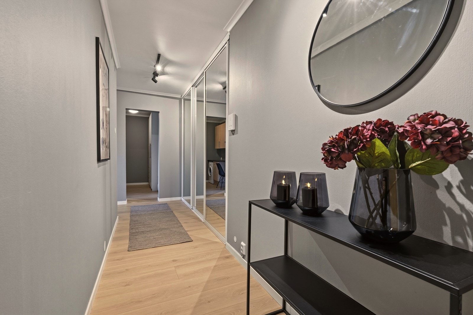 Leiligheten har en romslig hall med skyvedørsgarderobe som gir god plass for å henge fra seg Galleribilde