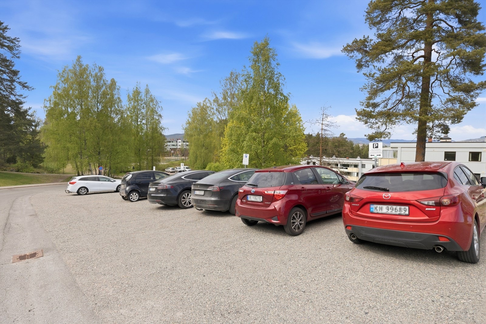Borettslaget har umerkede parkeringsplasser for beboerne Galleribilde