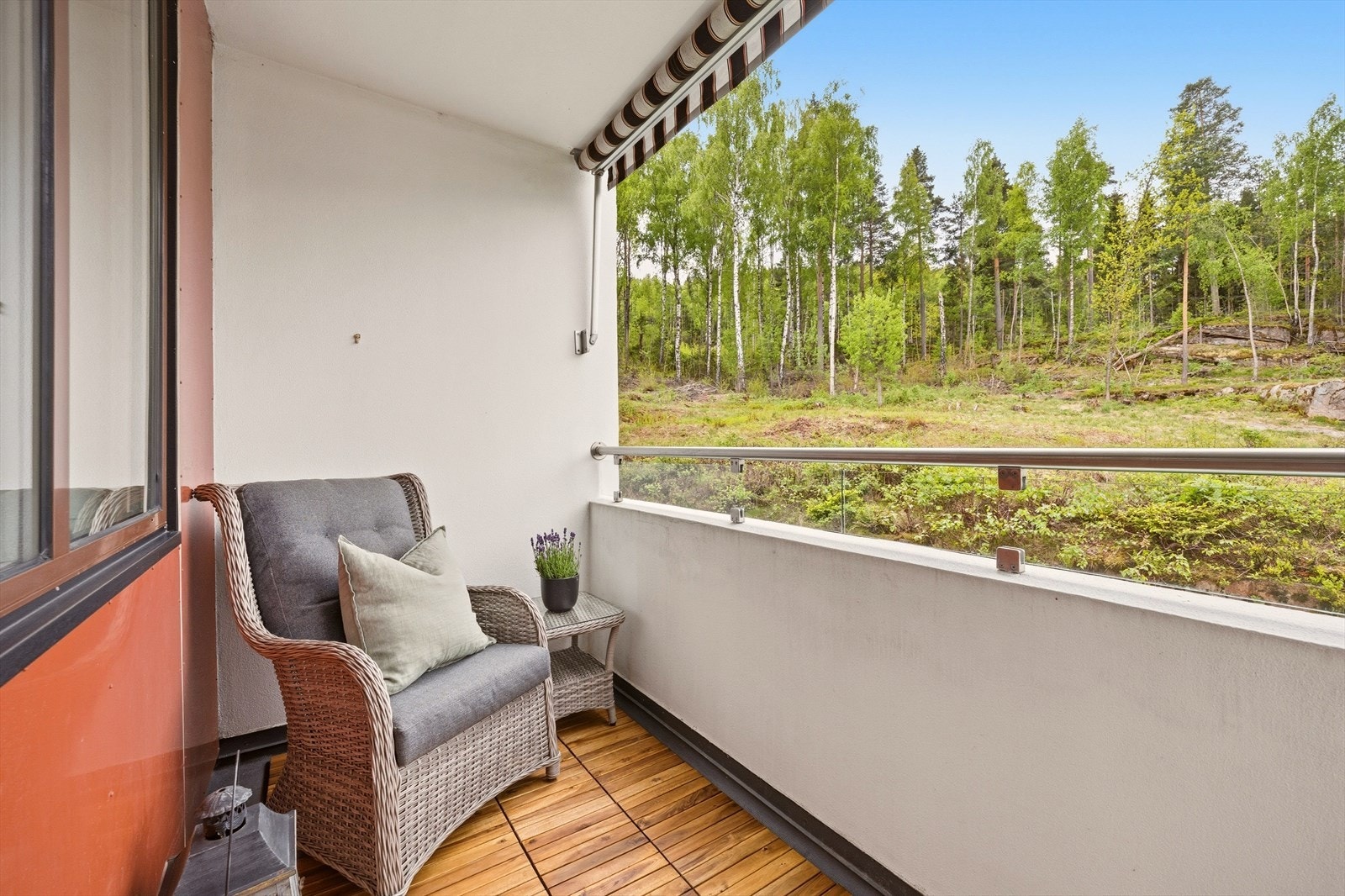 Leiligheten har uteplass på begge sider - og fra stuen har man utgang til en solrik uteplass vendt mot skogen Galleribilde