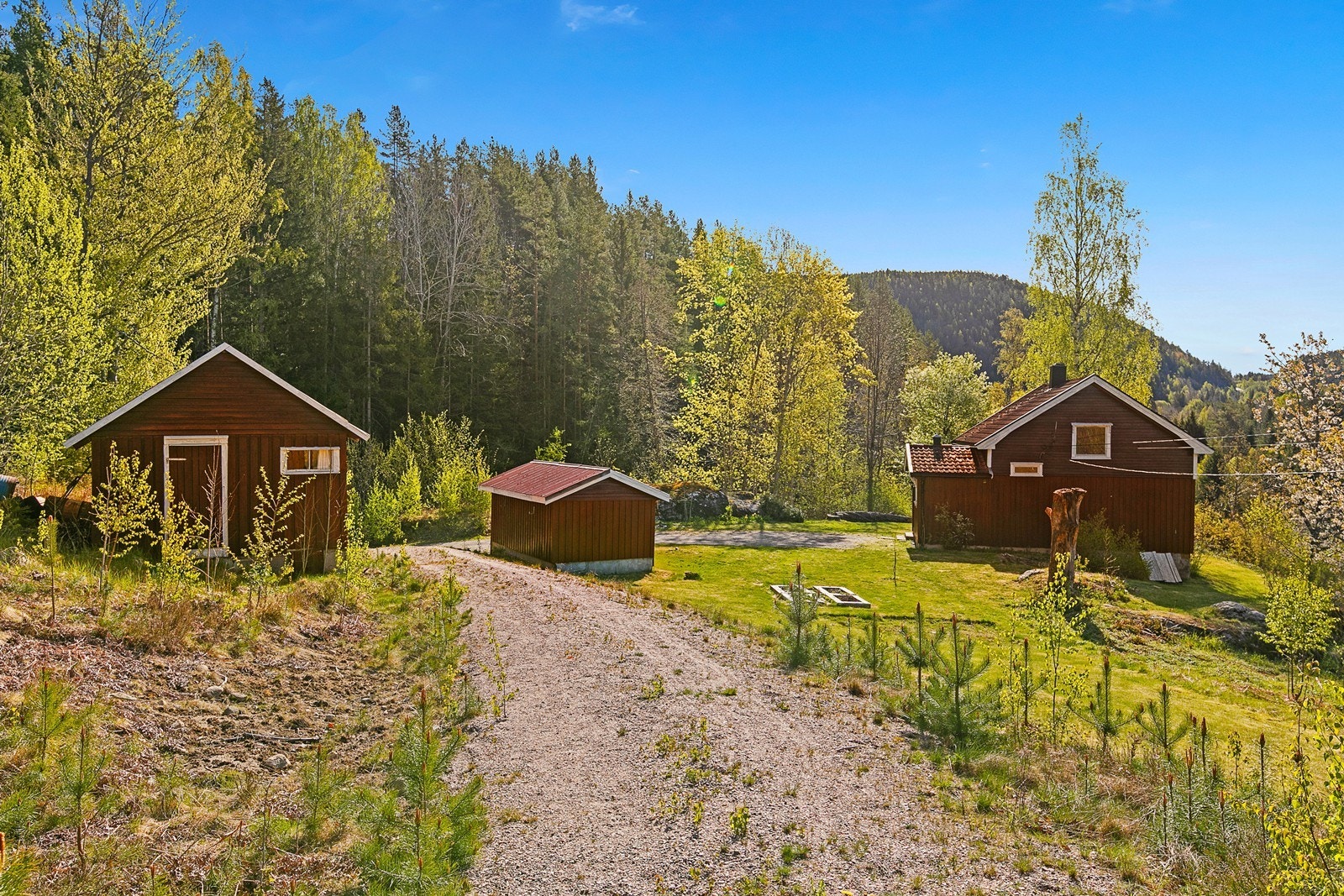 Sjarmerende enebolig fra 1930-tallet, beliggende på stor eiertomt på ca. 48,8 daa. Eiendommen består hovedsakelig av skogareal. Galleribilde