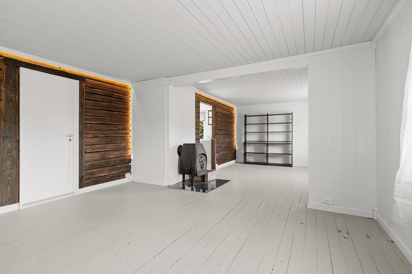 Stuen og spisestuen er romslige og har god plass til både sitte- og spisegruppe. Galleribilde