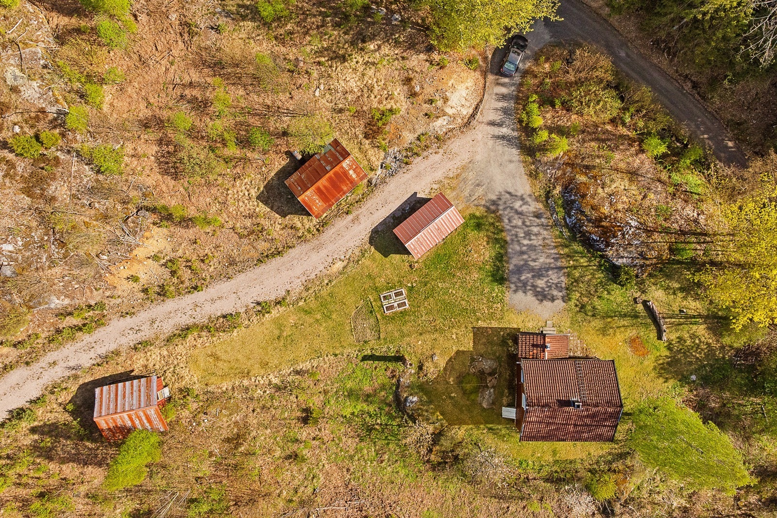 På eiendommen er det også oppført enkel garasje og et praktisk uthus med flere bruksområder, perfekt til lagring, hobby eller enklere dyrehold som høner. Galleribilde