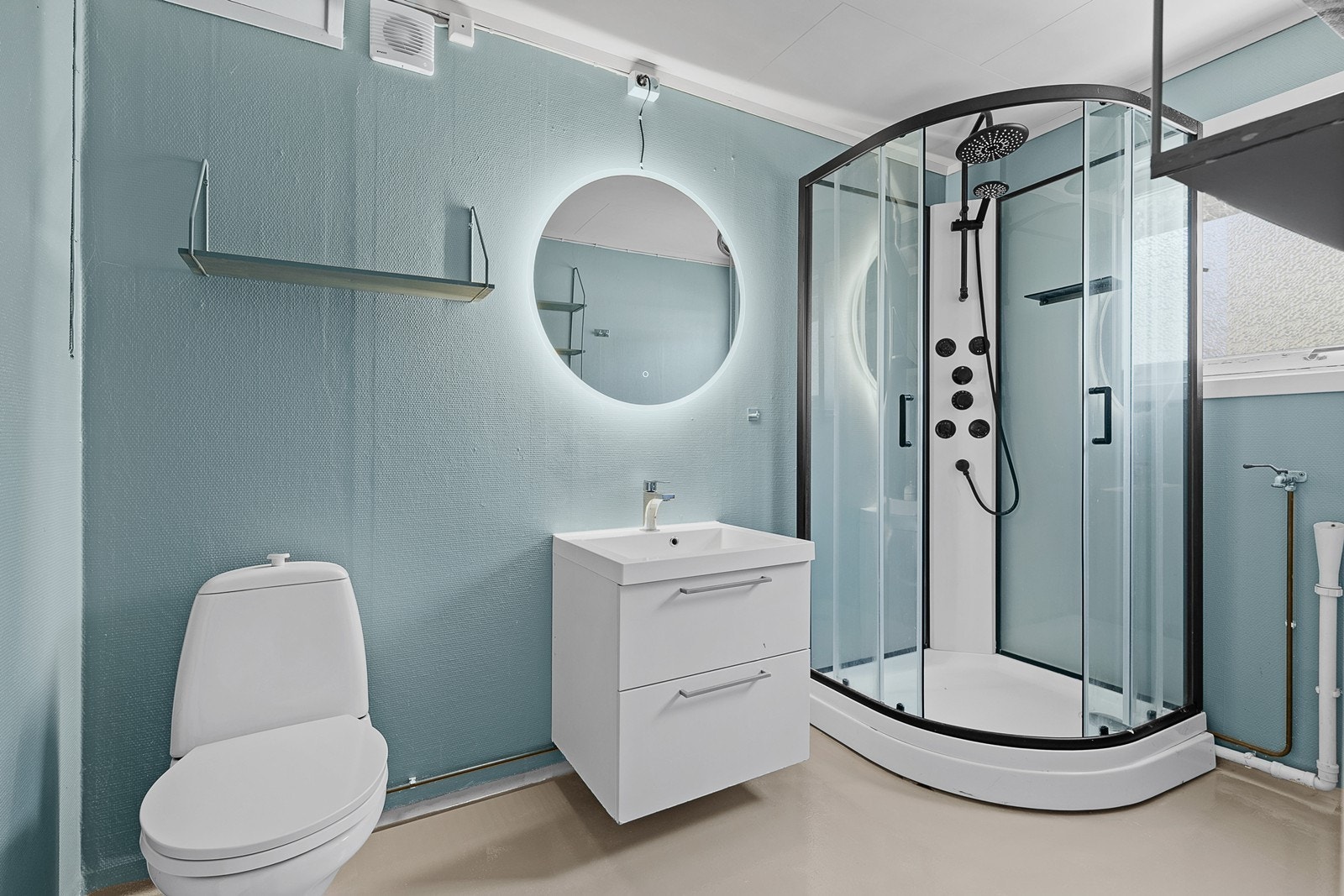 Badet ligger i hovedetasjen og har malt tapet på veggene samt gulvbelegg. Galleribilde
