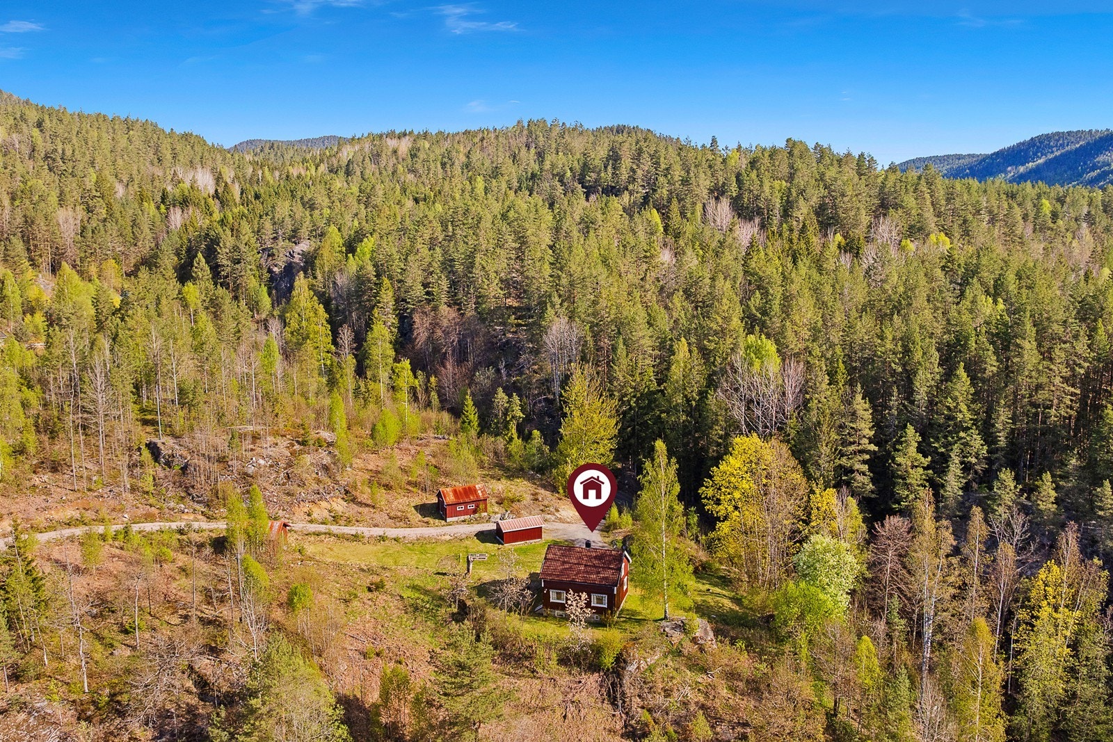 Landlig og rolig beliggenhet med ca. 15 minutter til Drangedal sentrum og ca. 35 minutter til Gautefall og Kragerø. Galleribilde