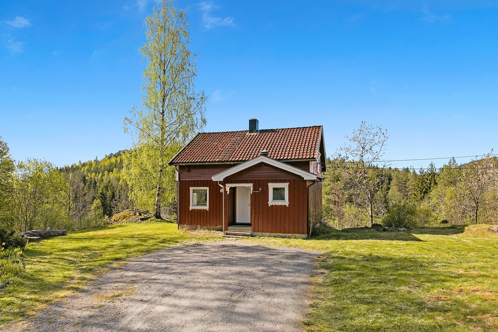 Boligen går over to plan og inneholder vindfang, hall m/trapp, stue/spisestue, kjøkken, gang, bad, to soverom samt flere boder og kott. Galleribilde