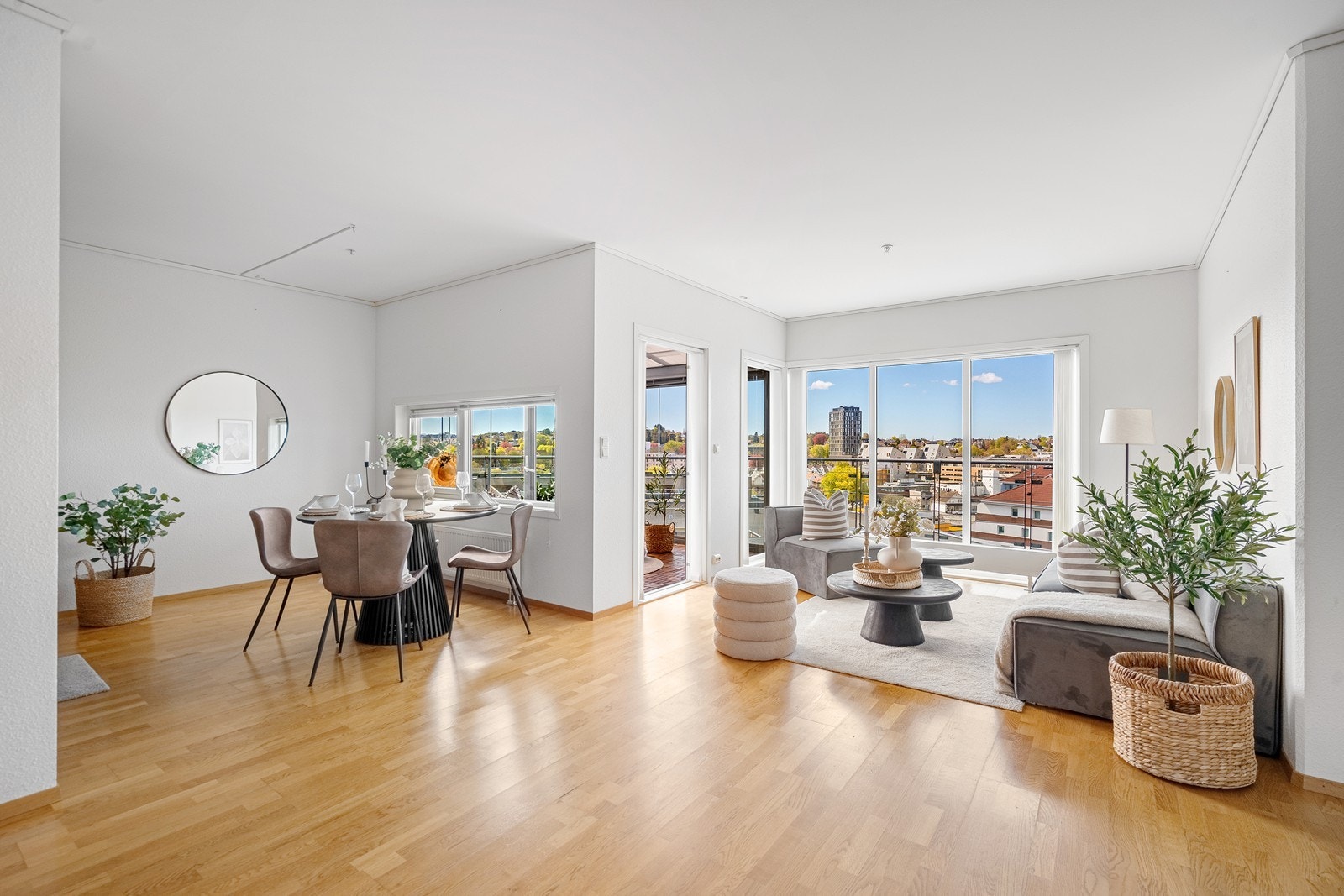 Store vinduer med nydelig utsikt og ingen innsyn Galleribilde
