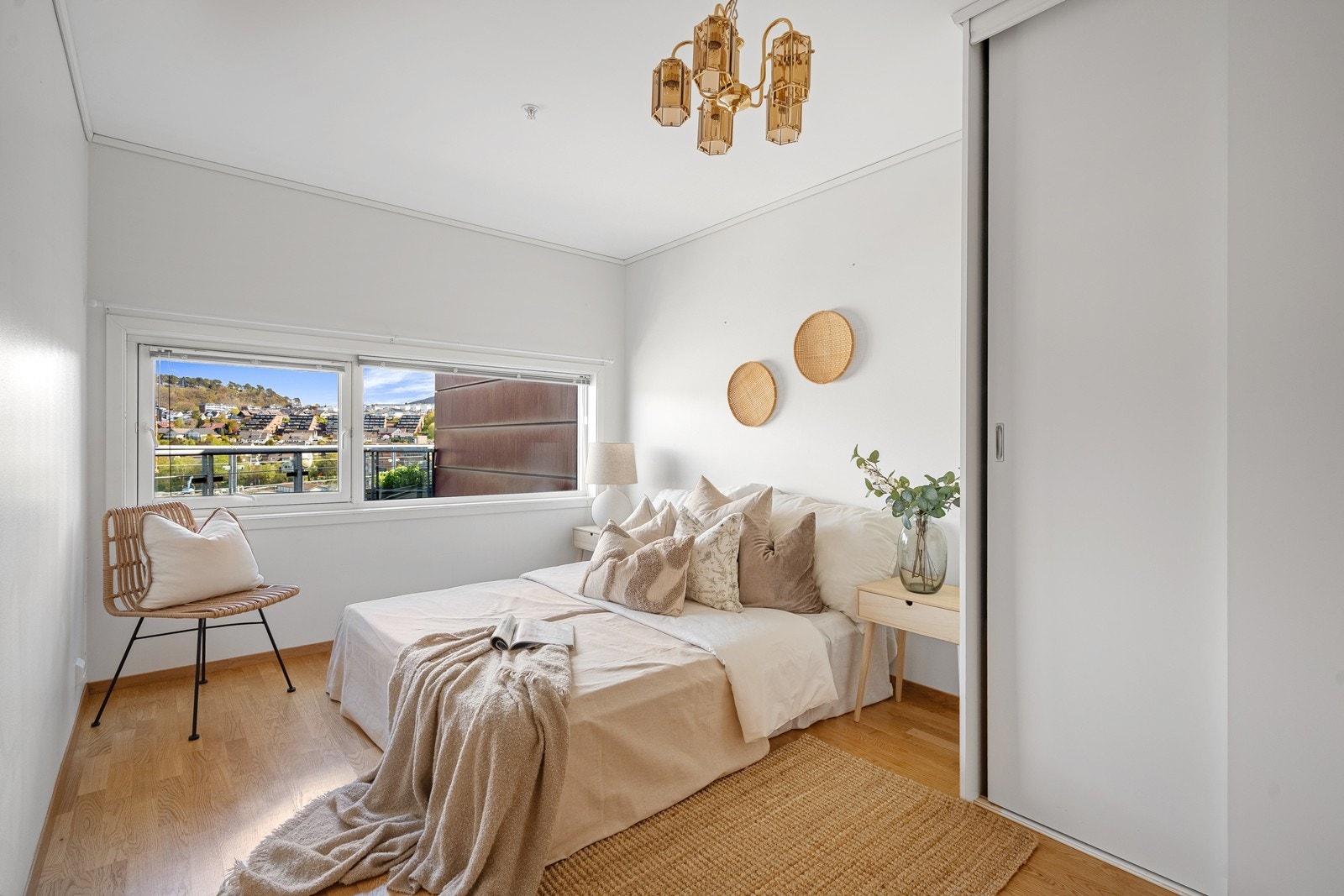 Hovedsoverom med praktisk skyvedørsgarderobe Galleribilde