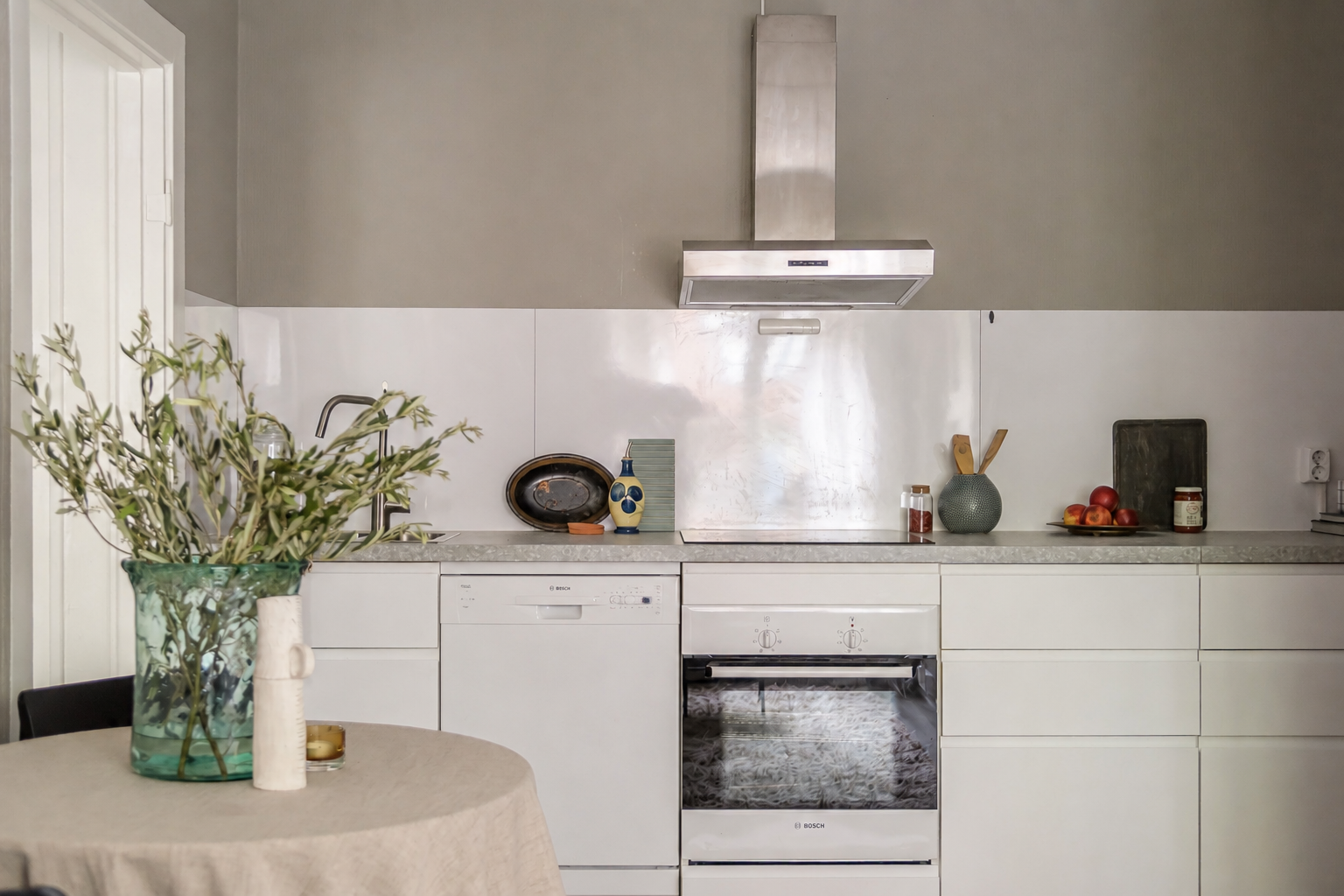 Kjøkkenet er utstyrt med integrert koketopp og stekeovn, og det er lagt til rette for frittstående kjøl/fryseskap og oppvaskmaskin. Integrerte hvitevarer og kjøleskapet medfølger. Oppvaskmaskinen er satt inn digitalt. Galleribilde
