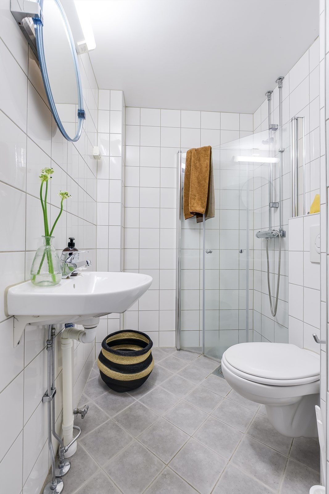 Innredning består av servant, speil, vegghengt toalett og dusjhjørne med glassdører. Det er opplegg for vaskemaskin på baderommet ved siden av servanten. Galleribilde