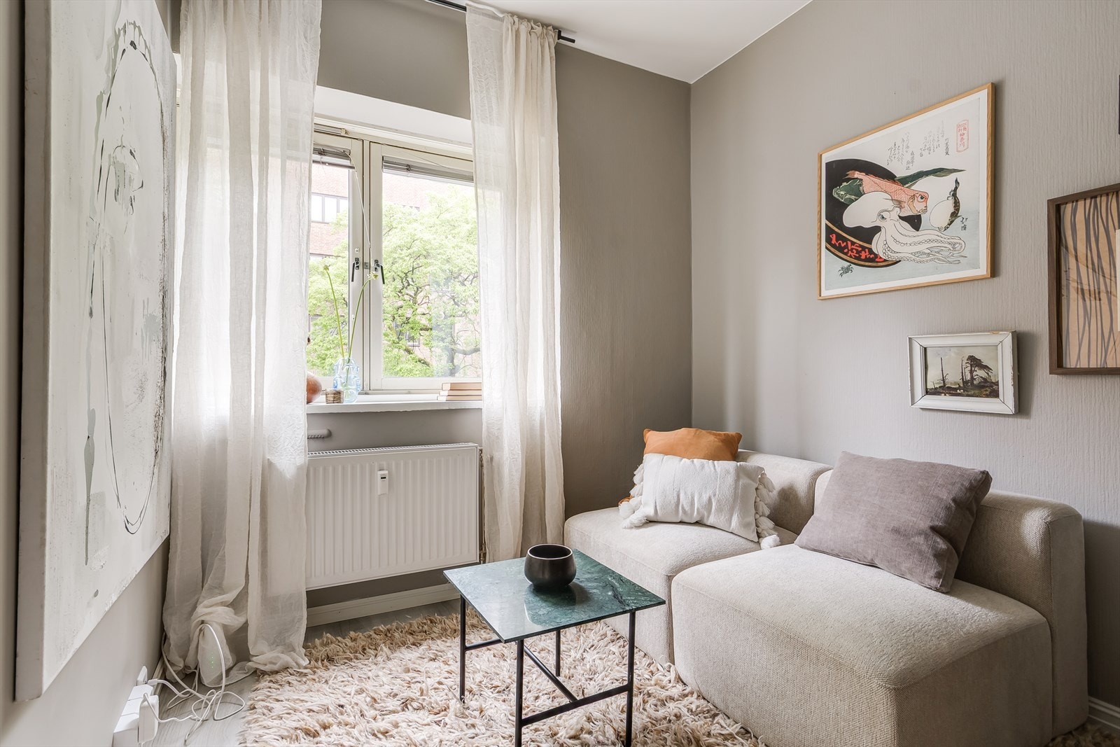 Det er gode innredningsmuligheter for sofa, spisebord og annet møblement. Galleribilde