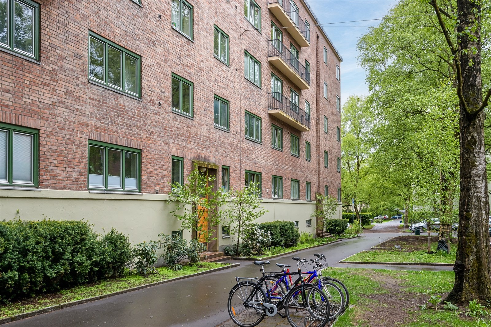 Sameiet har 13 parkeringsplasser som leies ut etter venteliste. Velkommen til en hyggelig visning! Galleribilde