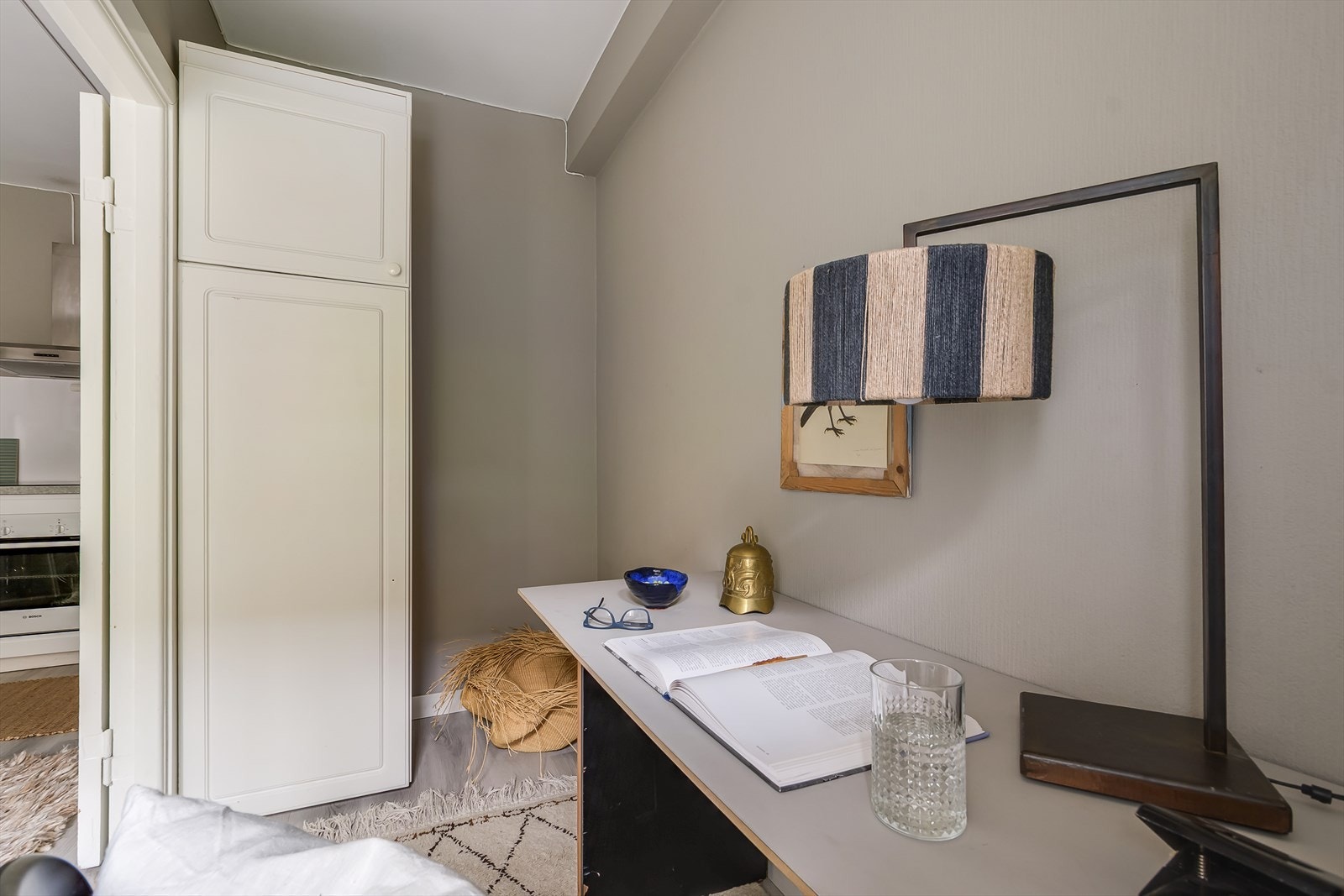 Det er plass til garderobeskap bak døren som åpner innover. Rommet er 4,48m² som er under dagens anbefalte størrelse på 7m² for rom til varig opphold. Galleribilde