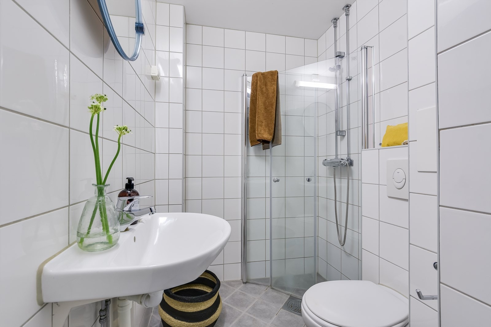 Badet er fra 2014 og fremstår lyst og pent med flislagte overflater, med behagelig gulvvarme. Galleribilde