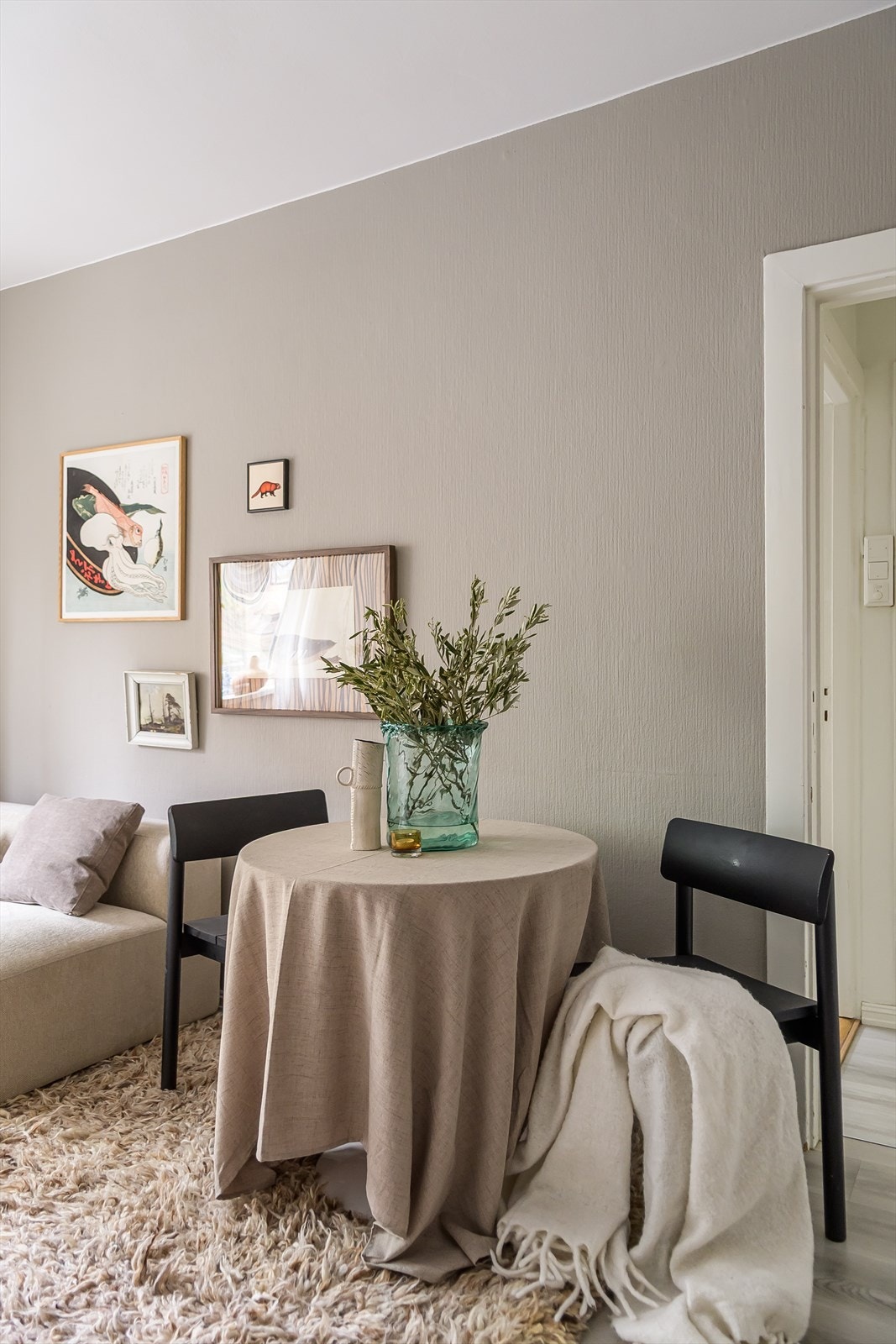 Det er plass til spisebord i rommet. Galleribilde