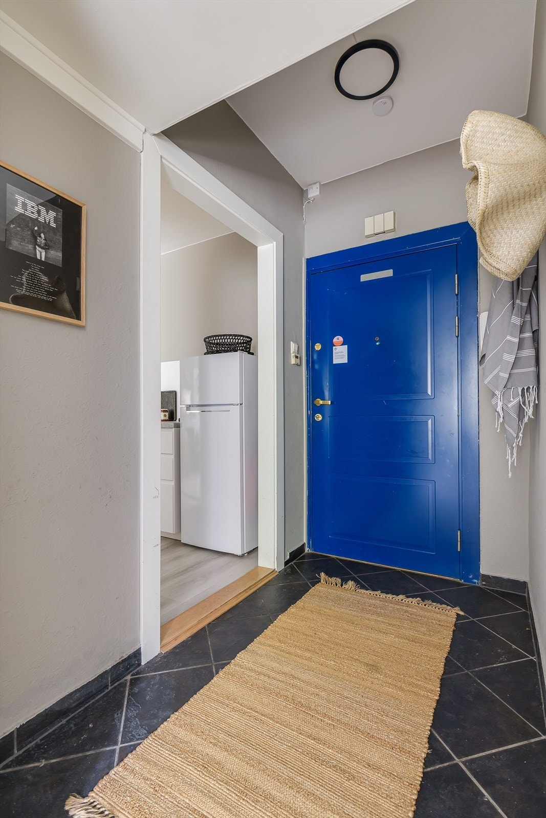Du blir møtt av en innbydende entré som har plass for oppheng av jakker og sko. Velkommen inn! Galleribilde