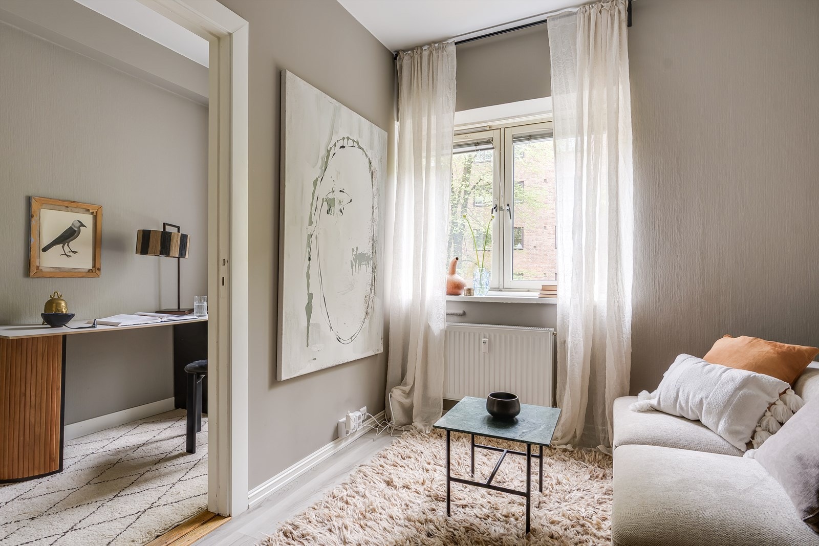 Overflatene er malt i en innbydende og harmonisk fargetone, og gulvet er dekket med lyst laminat. Galleribilde